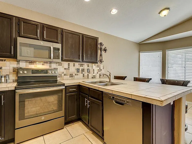 1380 W Whitten St — Photo 8