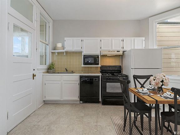 3rd image of 229 Noe St #229