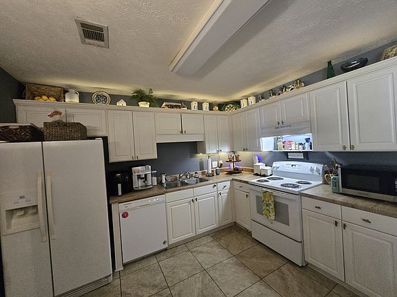 3rd image of 803 Greenwood Dr