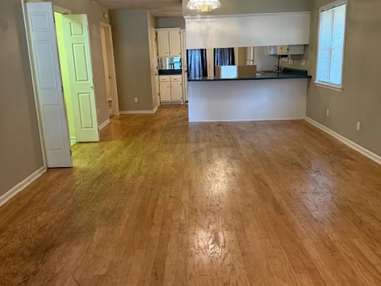 2558 Arlington Dr — Photo 2