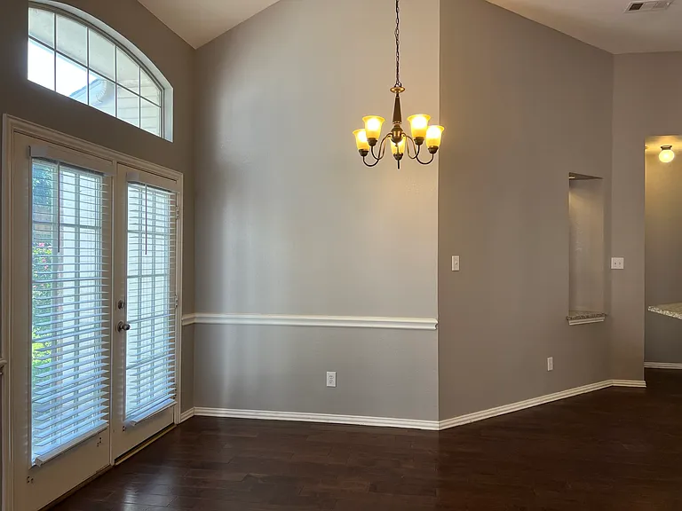 9811 Cliffside Dr — Photo 3