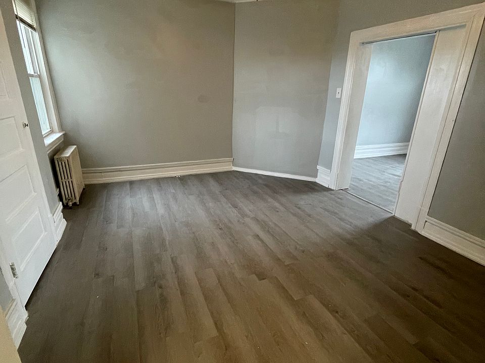 Middle Bedroom - you have to walk from front bedroom through this room to access kitchen, living area