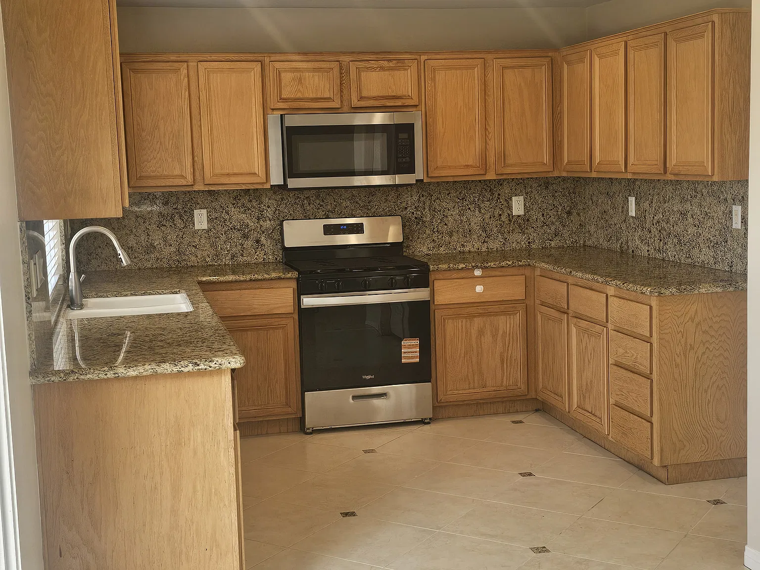5 bed, 2680 sqft, $5,995 — Photo 4