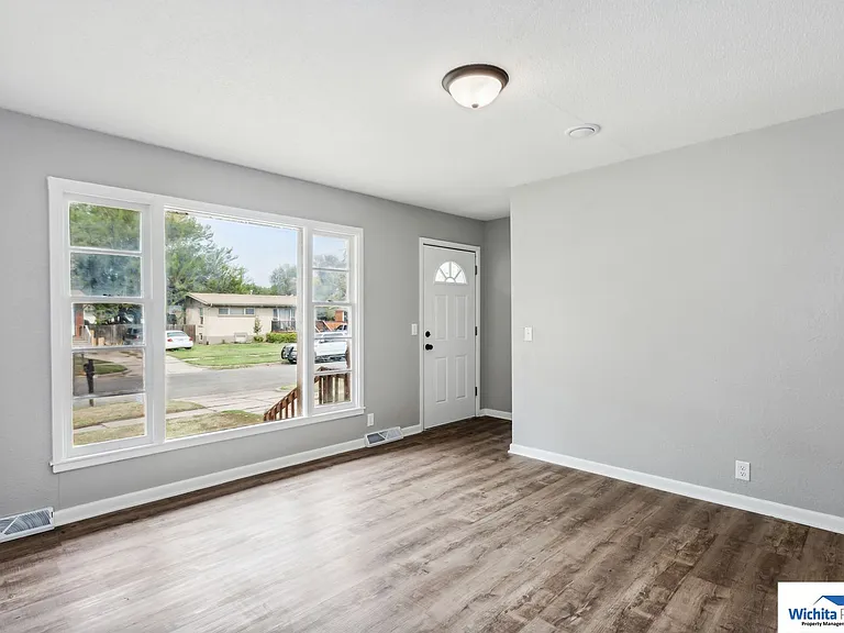 2214 S Glenn Ave — Photo 5