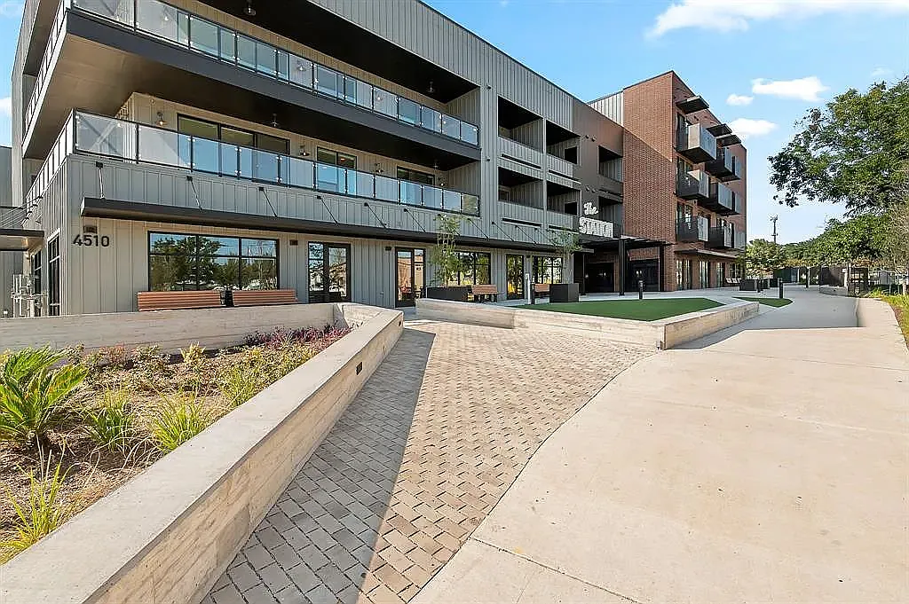 2 bed, 1200 sqft, $2,490 — Photo 3