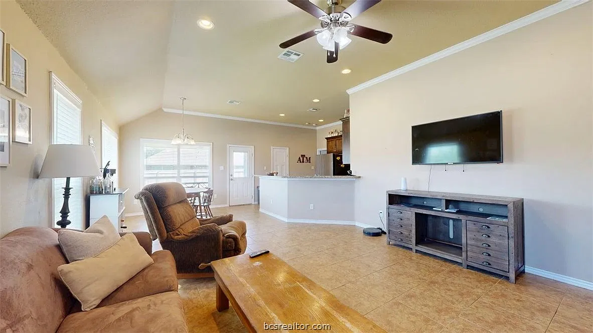 5 bed, 2111 sqft, $3,200 — Photo 4