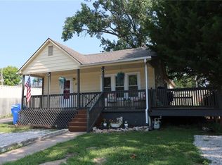 115 E 4th St, Tonganoxie, KS 66086