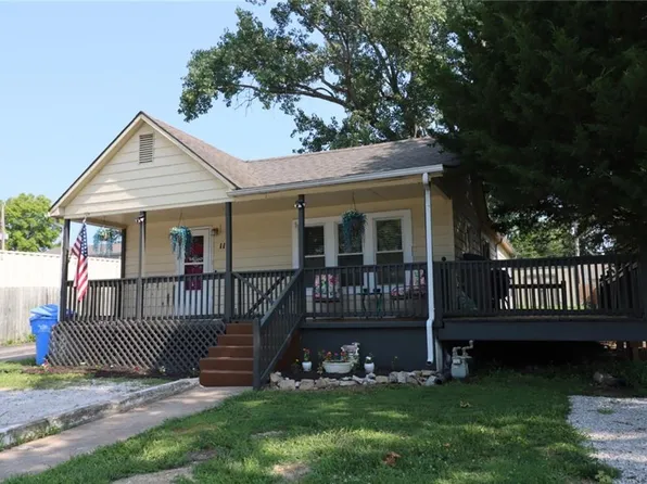 115 E 4th St, Tonganoxie, KS 66086