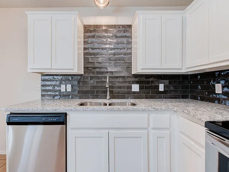 221 Grover Ave — Photo 9