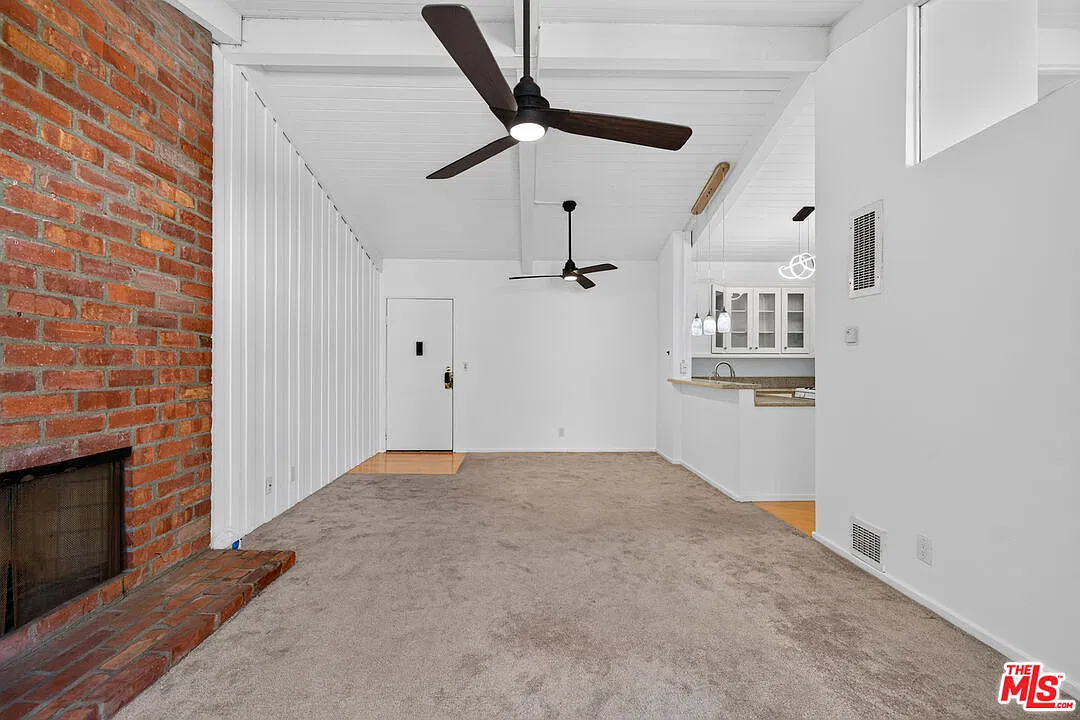 2 bed, 2.0 bath, 885 sqft, $3,395 — Photo 2