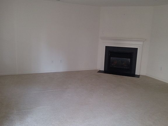 Large Family Room (1st Floor)