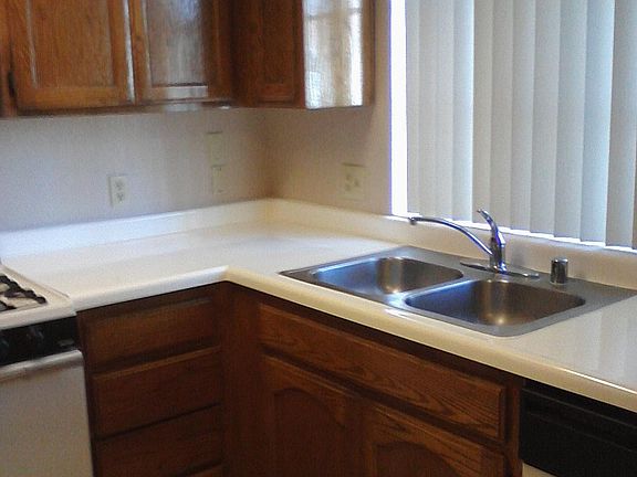 sample picture of kitchen- very clean newer stove, dishwashe
