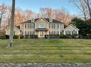 137 Timberwood Dr, Mountain Top, PA 18707