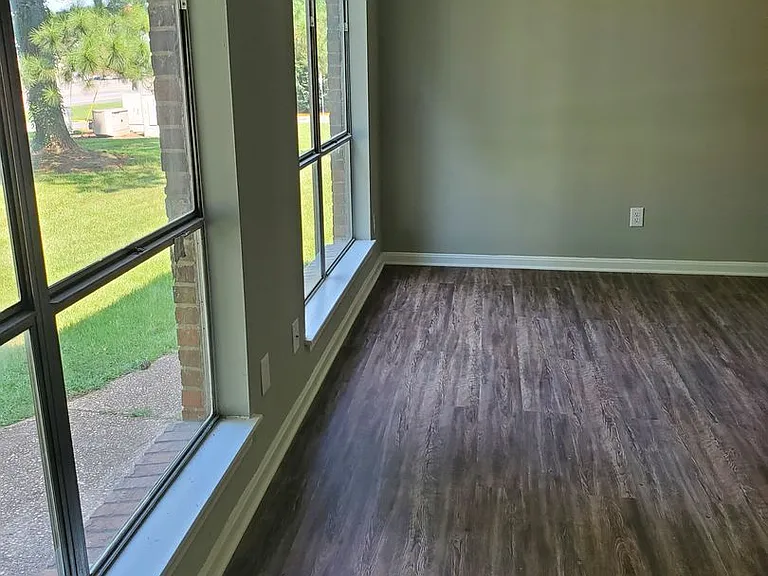 Dixon Manor Apartments — Photo 6