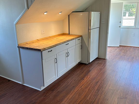 2nd image of 744 N Vine Ave #2