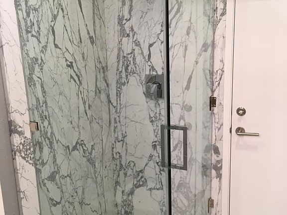 Guest Bathroom (1st Floor)