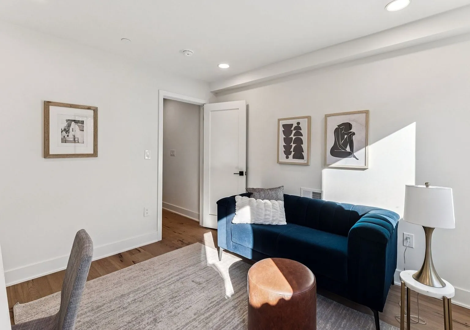 Spacious 5BR House in the Heart of Fairmount Philadelphia — Photo 2