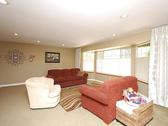 5th image of 3081 Gateway Dr