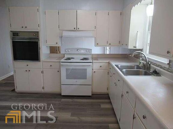 5th image of 55 Greenwood Ln