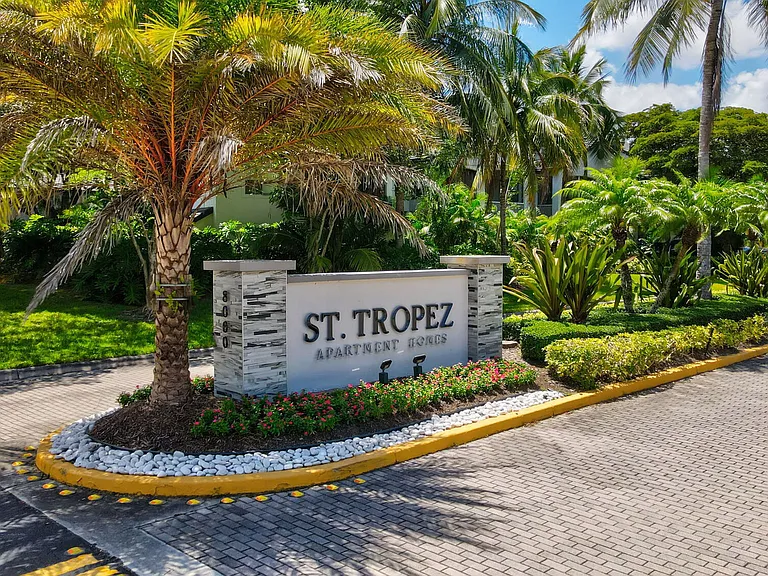 St. Tropez Townhomes & Villas — Photo 76