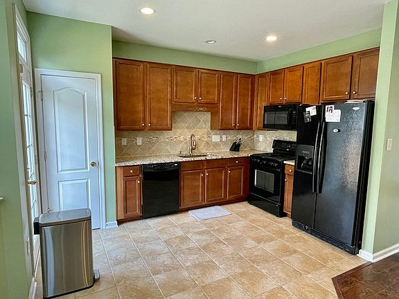 3rd image of 104 Bowling Green Cir