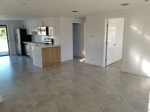 3rd image of 5831 S Farragut Dr