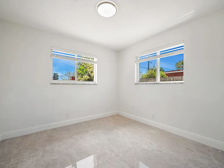 2100 N Seacrest Blvd — Photo 14