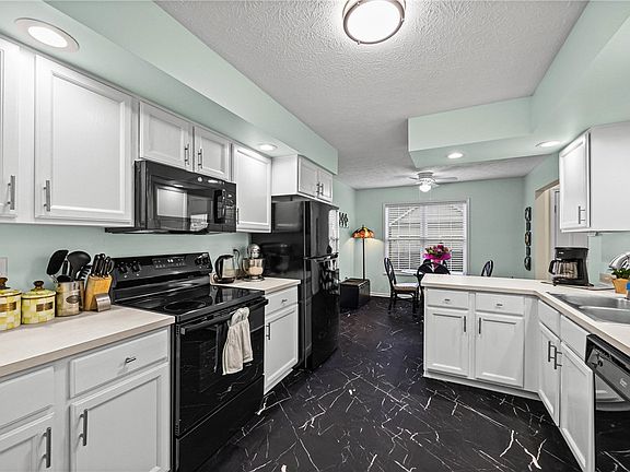 5th image of 202 Twin Pines Ct