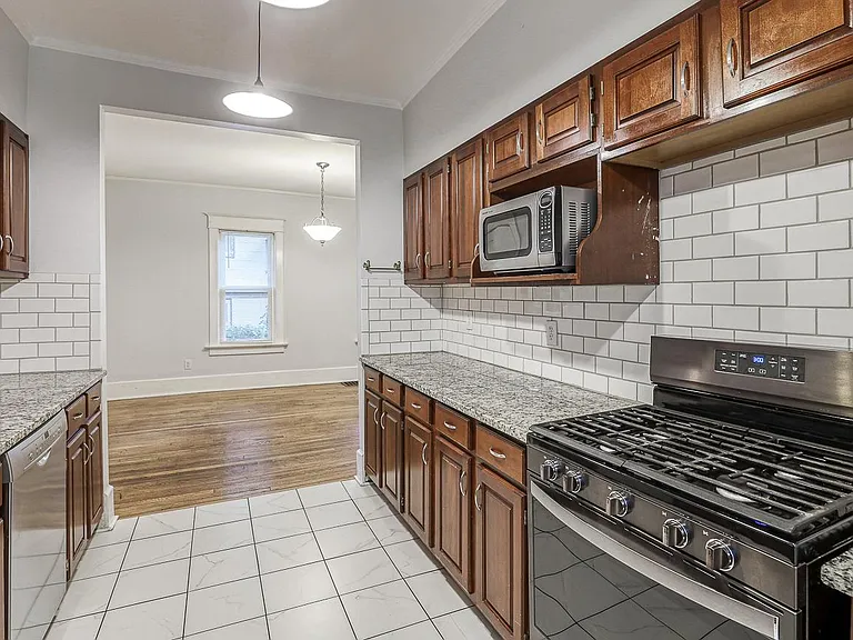 Gas stove with middle burner