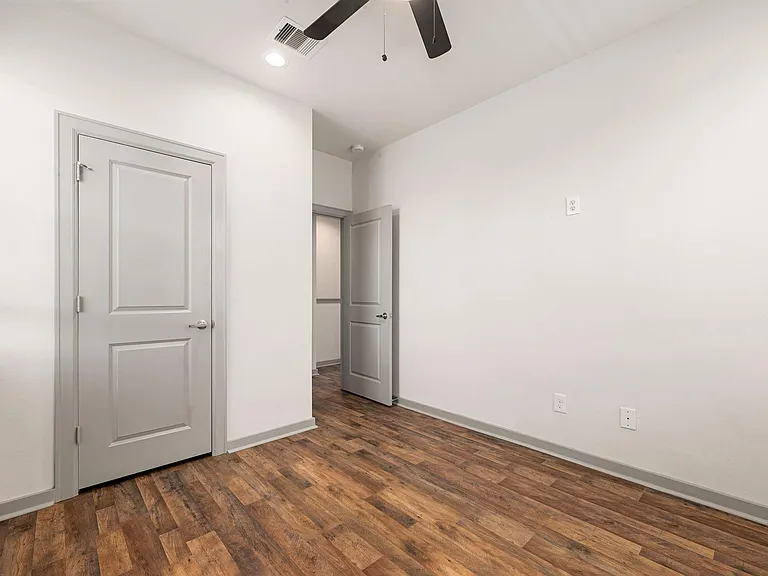 725 N Emile St — Photo 26