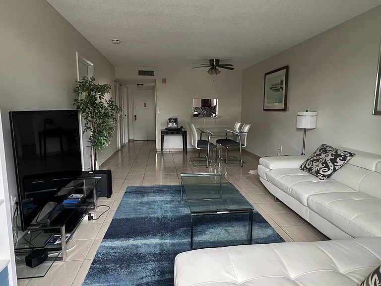 950 Euclid Ave #210 — Photo 1