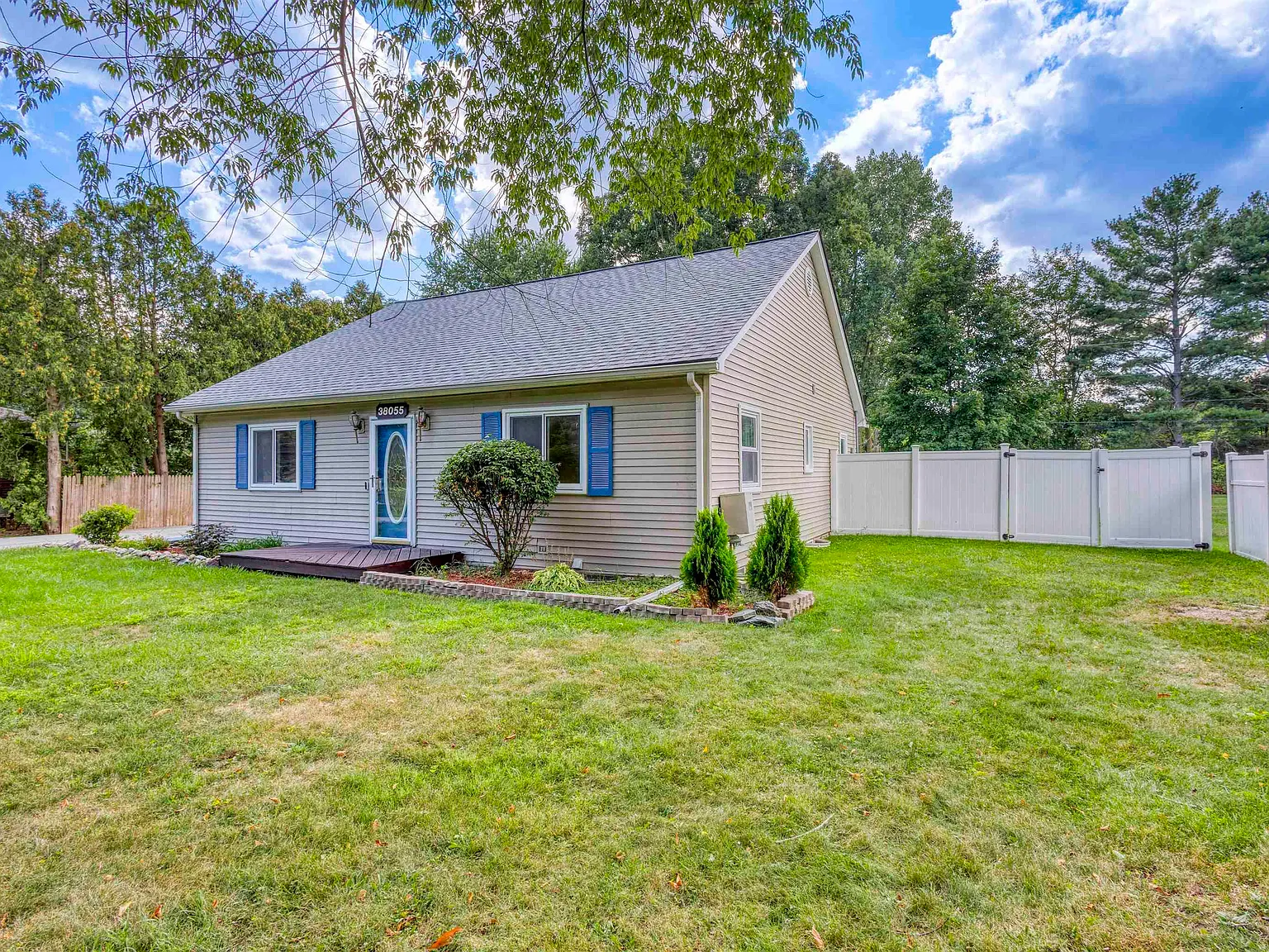 3 bed, 1.5 bath, 1356 sqft, $2,500 — Photo 2