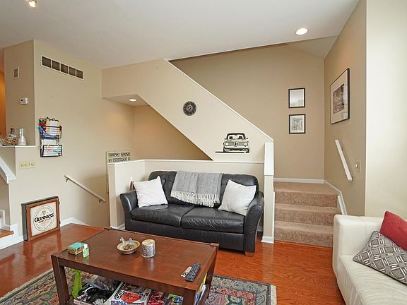 5th image of 558 Hoge St
