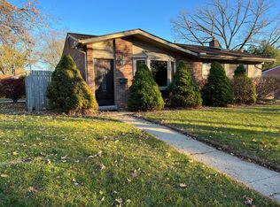 461 Canterbury Dr, Saline, MI 48176