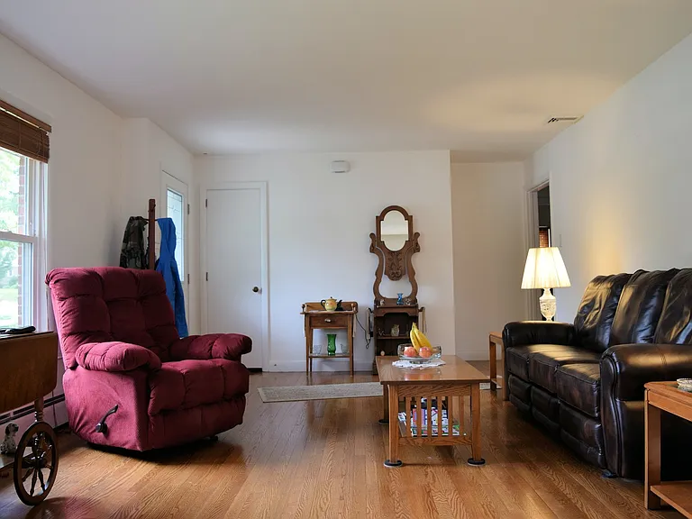 847 E Maple St — Photo 17