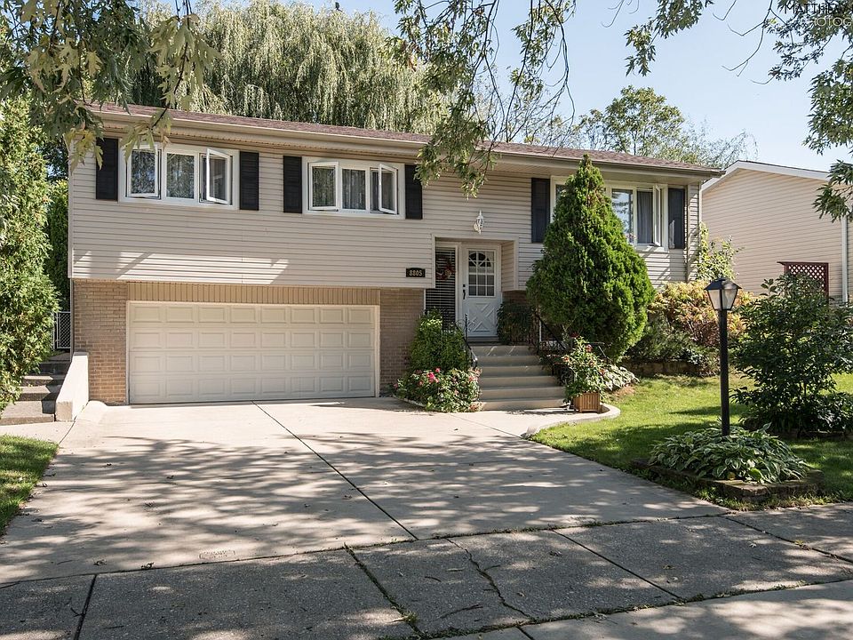 1st image of 8805 Oakwood Dr