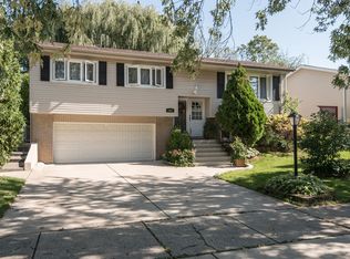8805 Oakwood Dr, Hickory Hills, IL