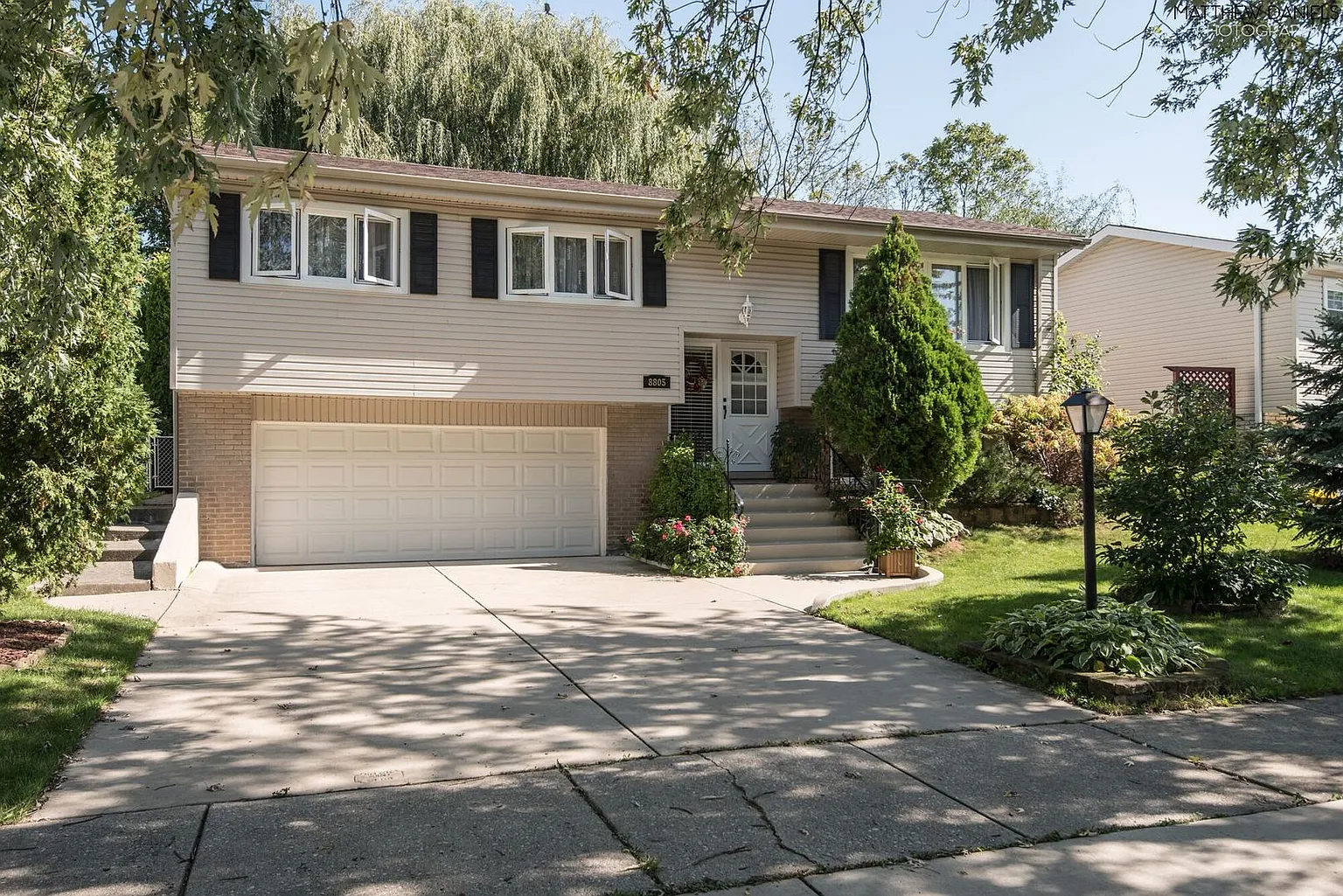 8805 Oakwood Dr photo 1