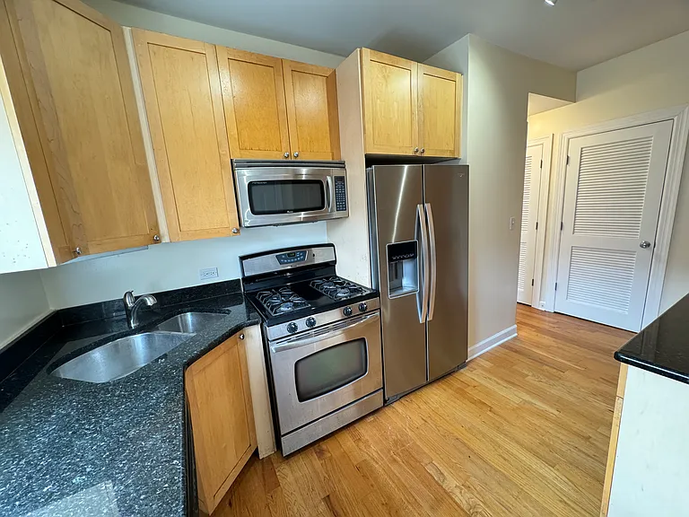 843 E 52nd St #3 — Photo 12