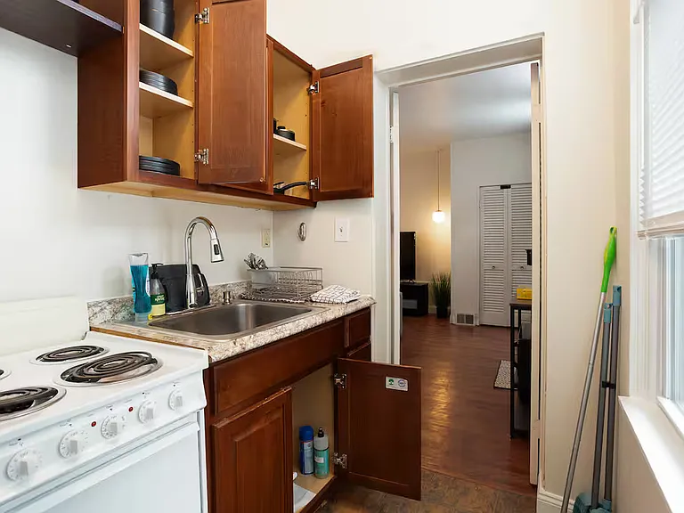 637 Summerlea St #1R — Photo 3