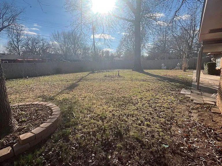 1404 Melrose Dr — Photo 36