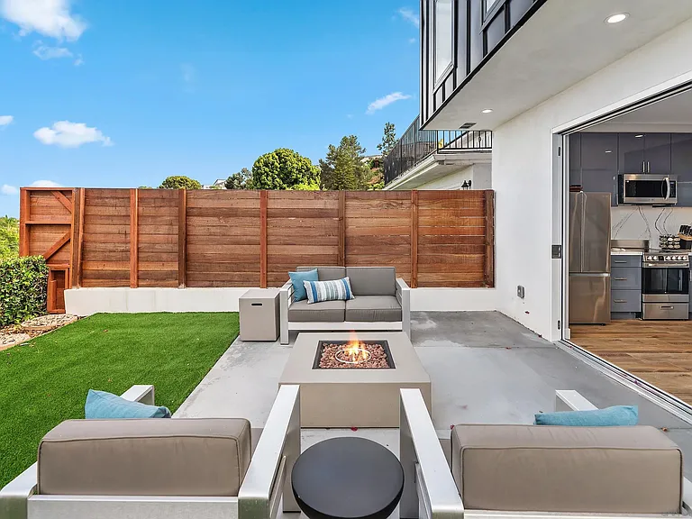 5830 Desert View Dr — Photo 33