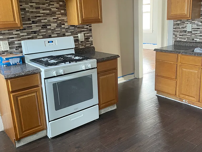 18-20 Bond St #3 — Photo 2