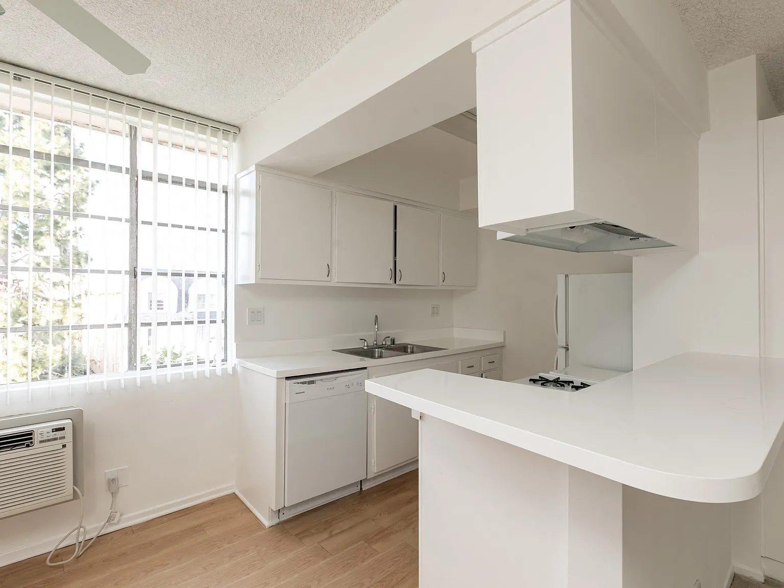 Wilshire Harvard Regency — Photo 4