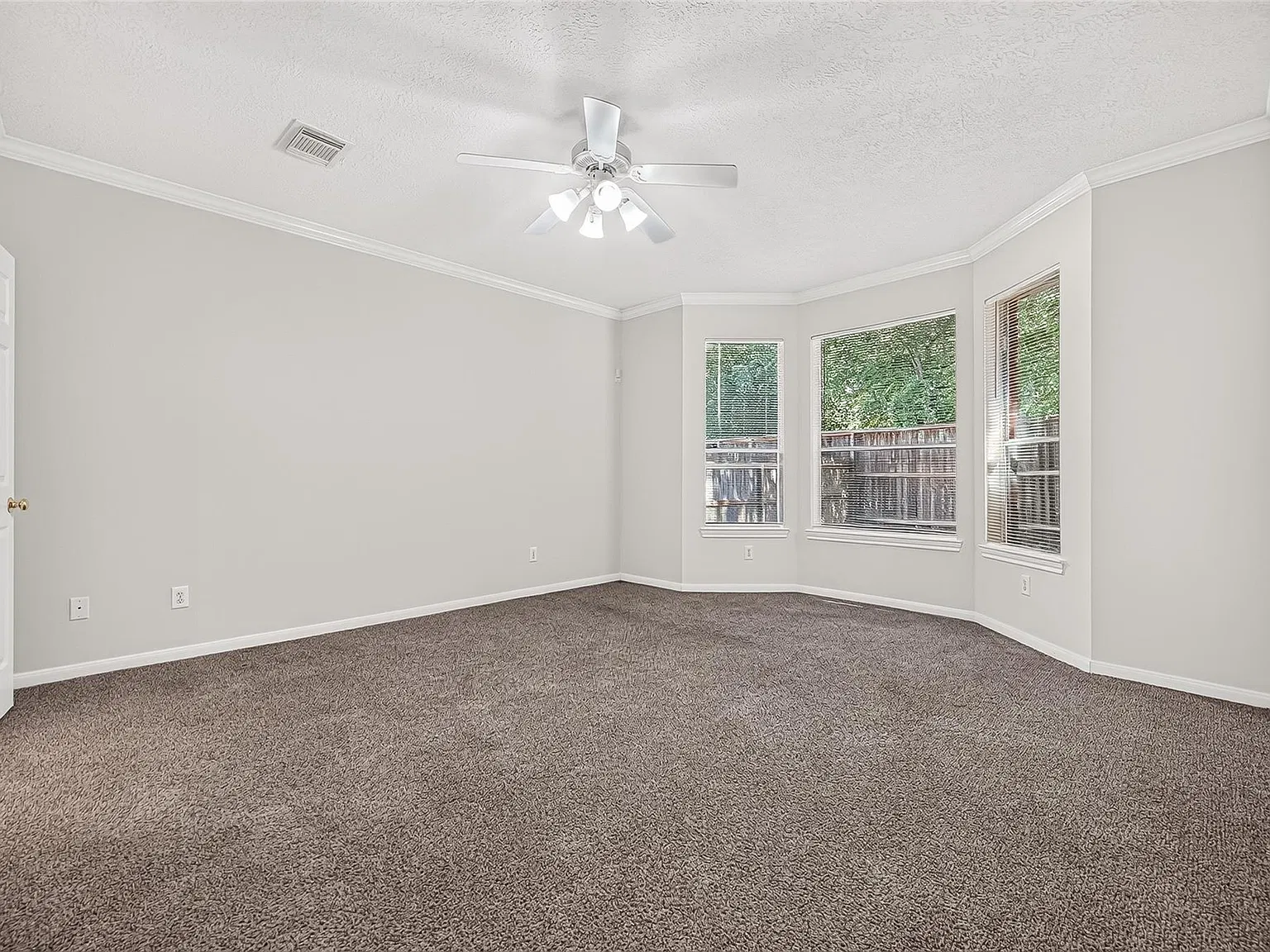 4 bed, 2.5 bath, 2687 sqft, $2,500 — Photo 4