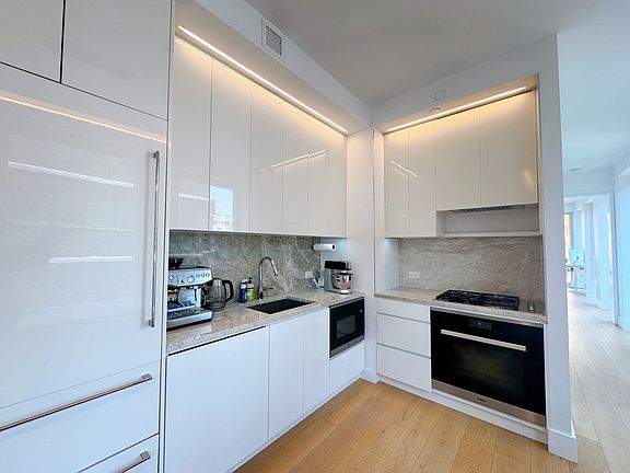5th image of 15 W 61st St #22C