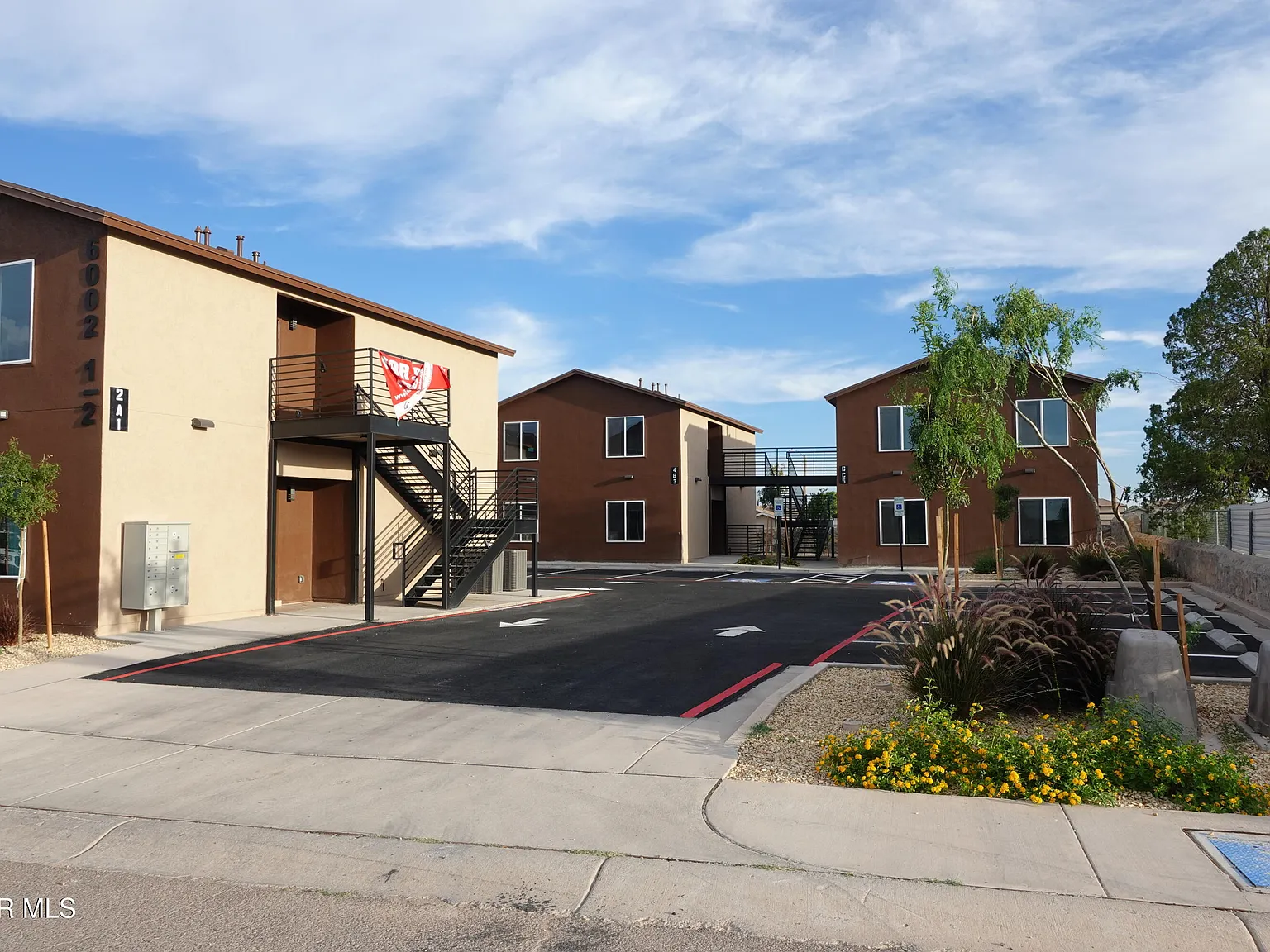 2 bed, 1.0 bath, 910 sqft, $1,250 — Photo 1