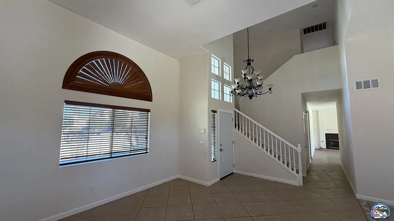 4 bed, 3.0 bath, 2239 sqft, $3,000 — Photo 2