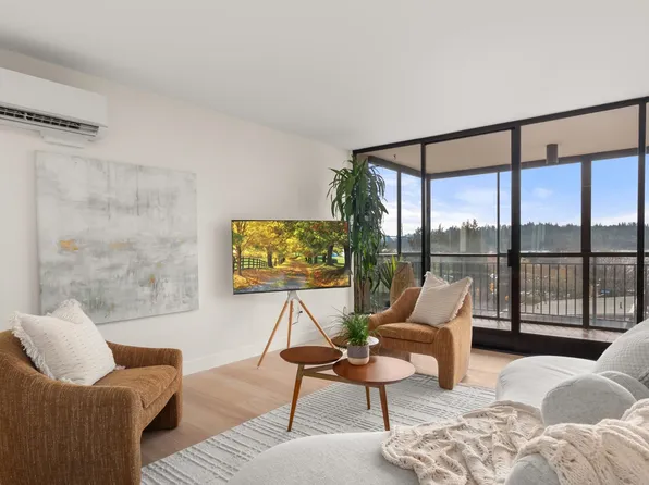 475 13th St #401, West Vancouver, BC V7T 2N7