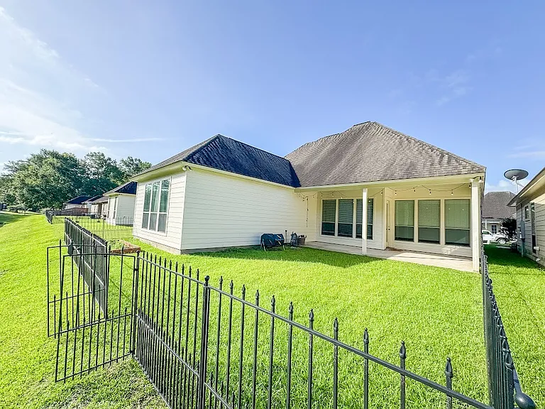 8333 Valencia Ct — Photo 15